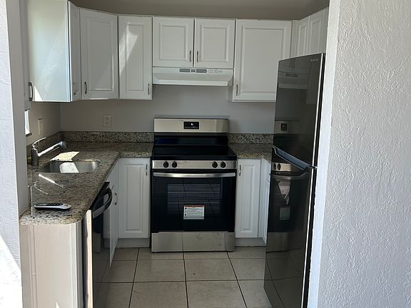4th image of 2414 NE 25th Pl APT 1