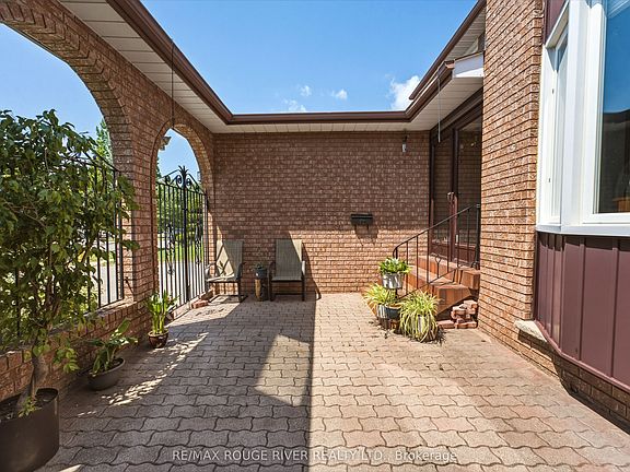 4th image of 51 Sugarbush Sq