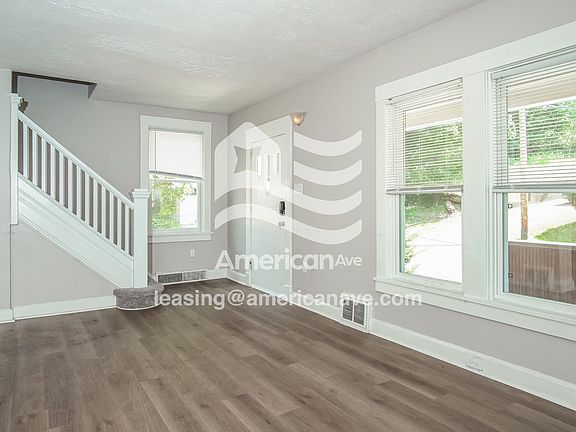 1081609_003_wm_-_living_room_13104325.jpg