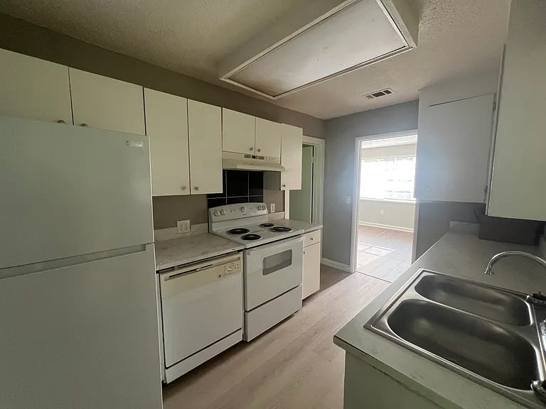 201 Rosewood Dr — Photo 5