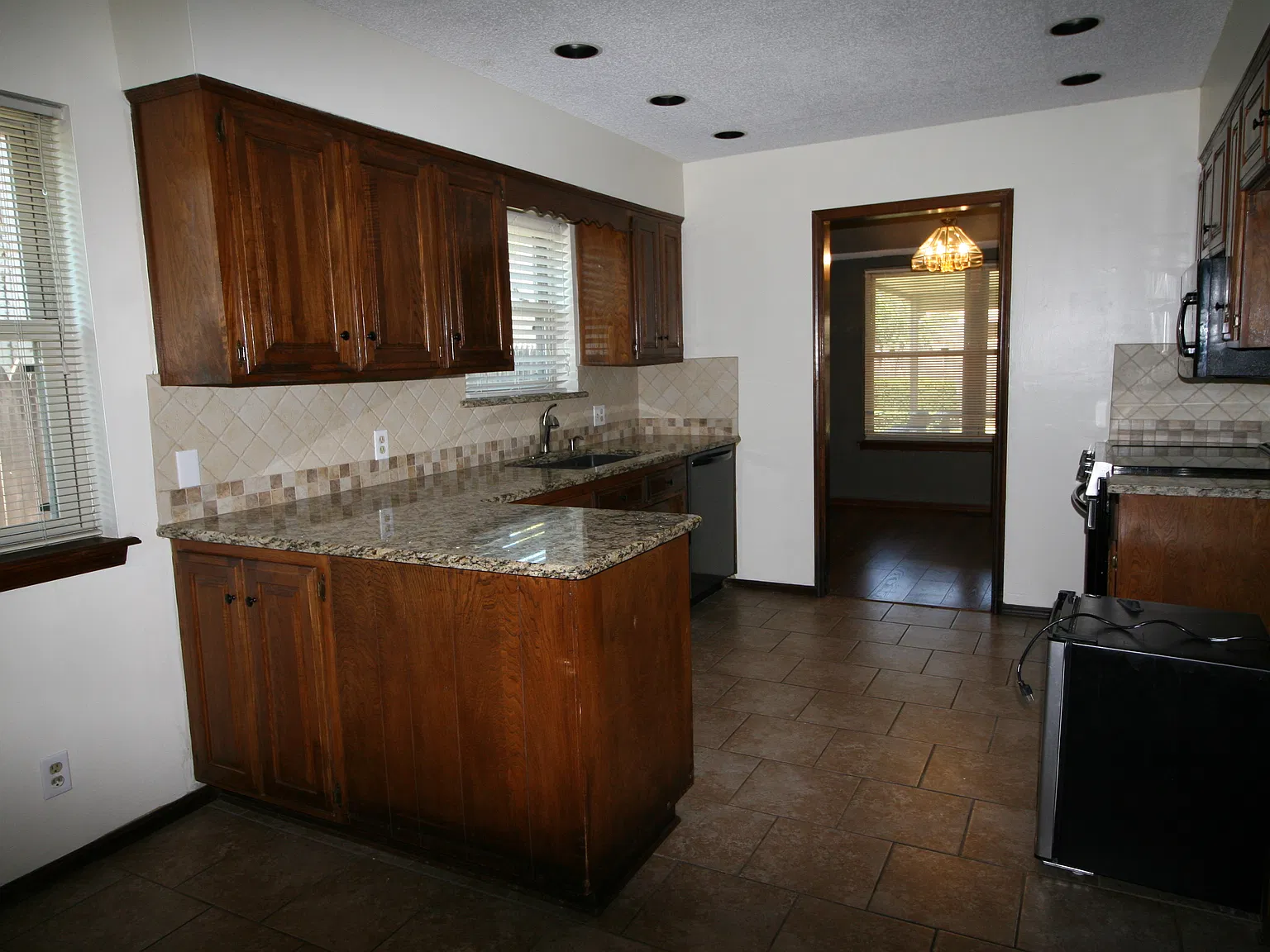 3 bed, 1590 sqft, $1,700 — Photo 2
