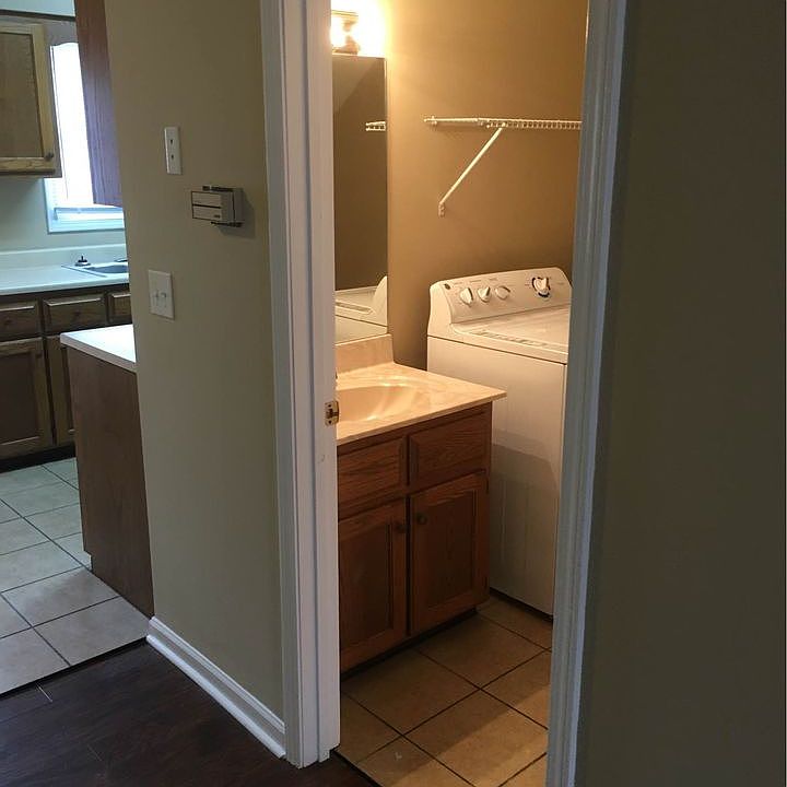 Downstairs Half Bath with Washer/Dryer Set