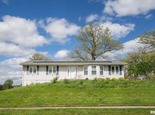 600 Breezy Point Dr, Clinton, IA 52732