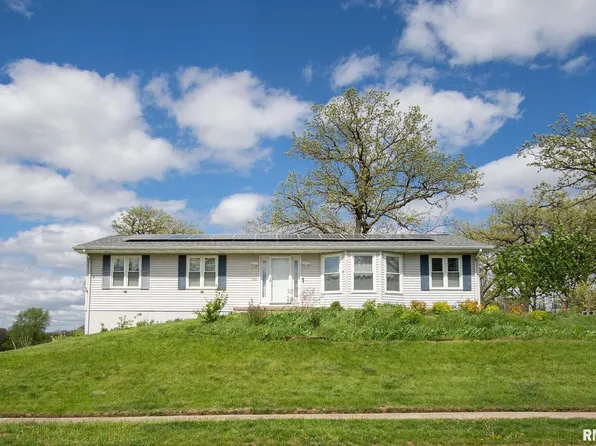 600 Breezy Point Dr, Clinton, IA 52732