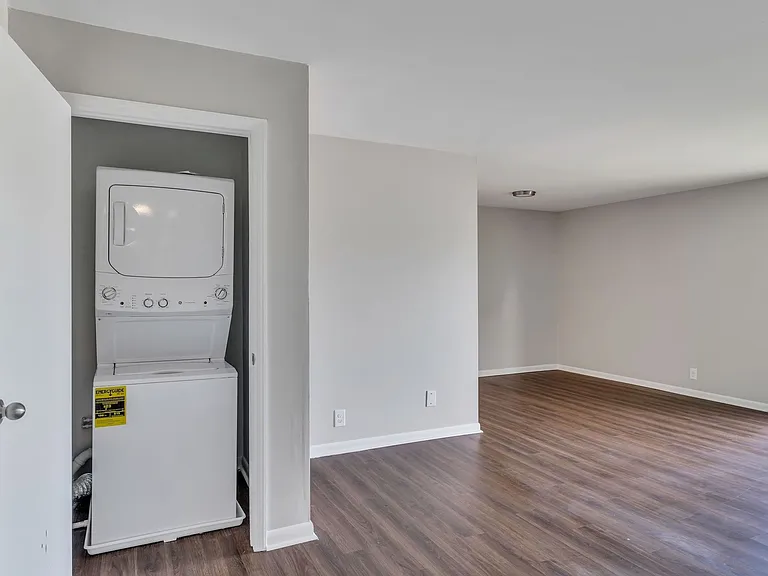 Executive House Apartments — Photo 12