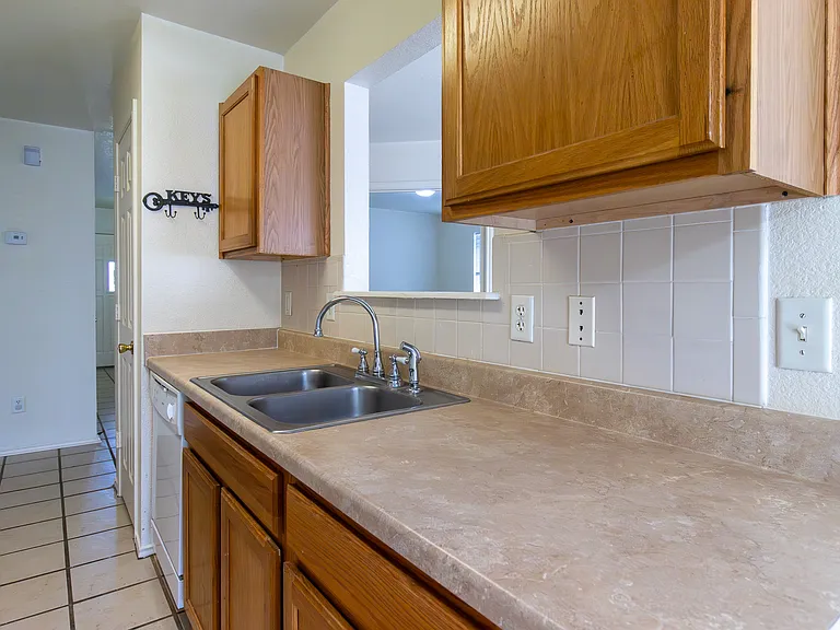 1203 Fox Creek Dr — Photo 10