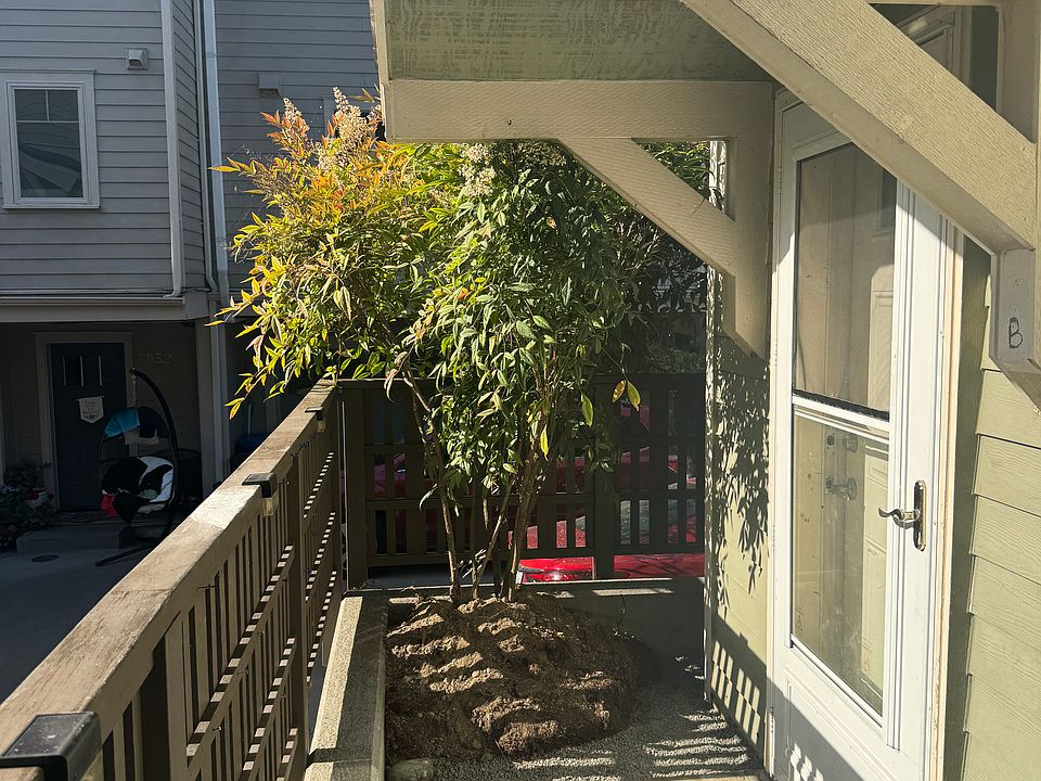Private entry to unit B