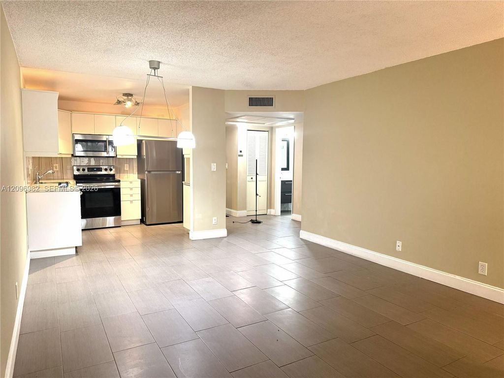 257 S Cypress Rd APT 416, photo 3