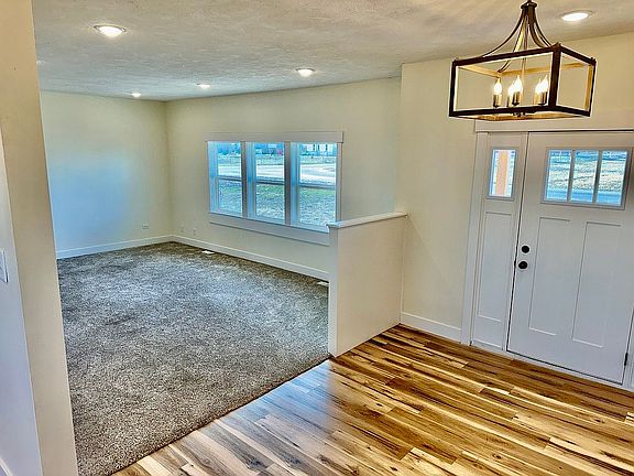 Entry/Living Room