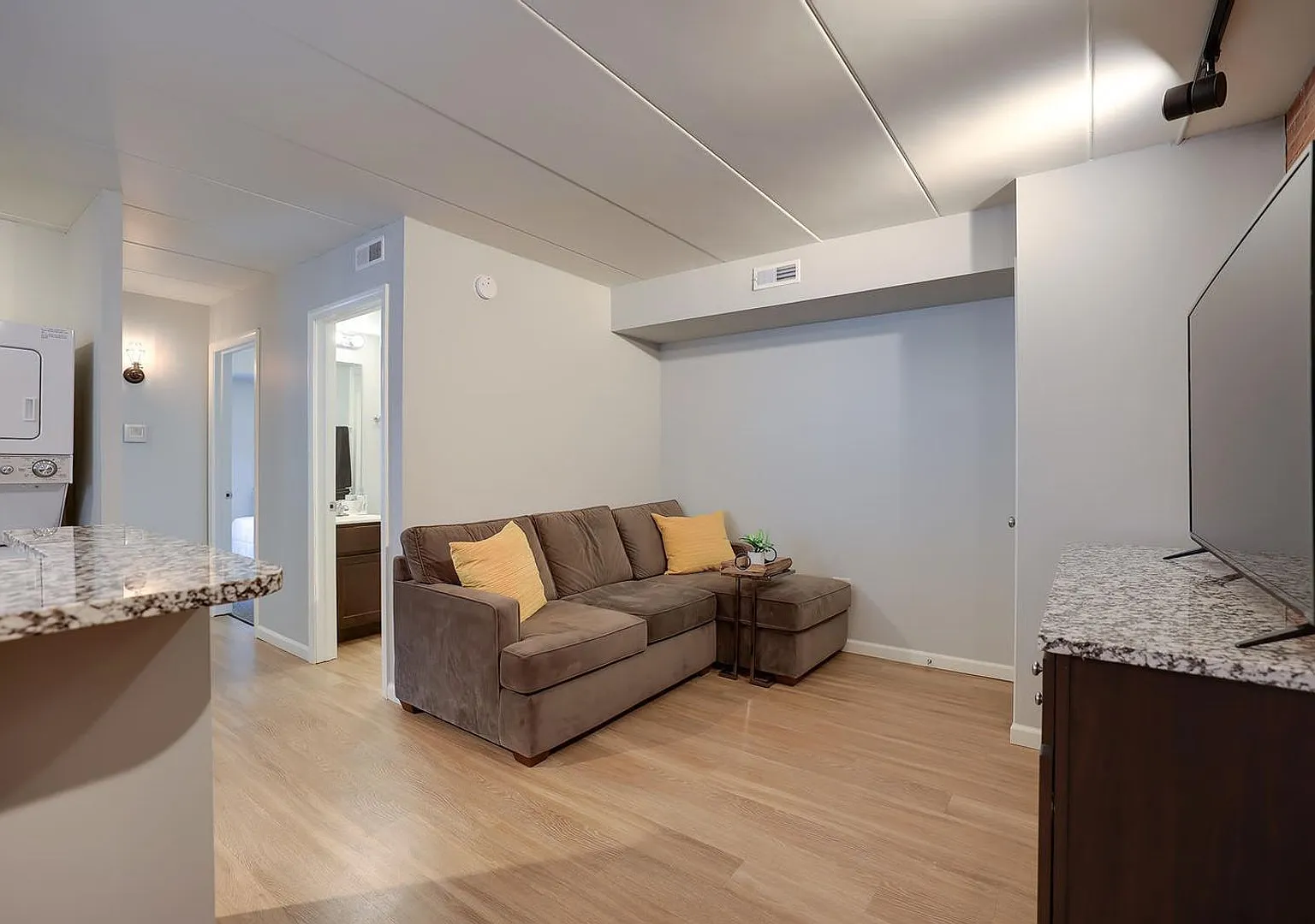 406 E Stoughton St — Photo 4