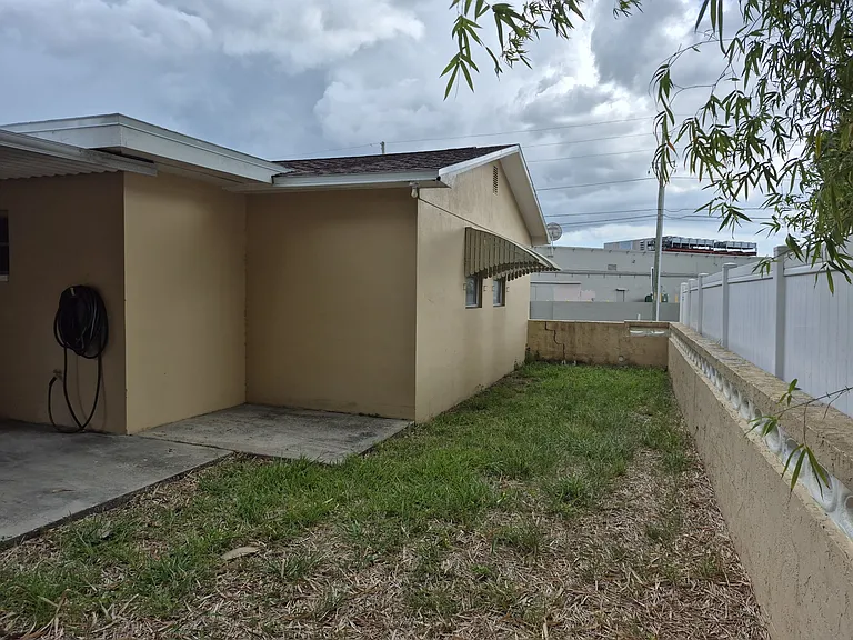1013 Meadowlawn Dr N — Photo 25