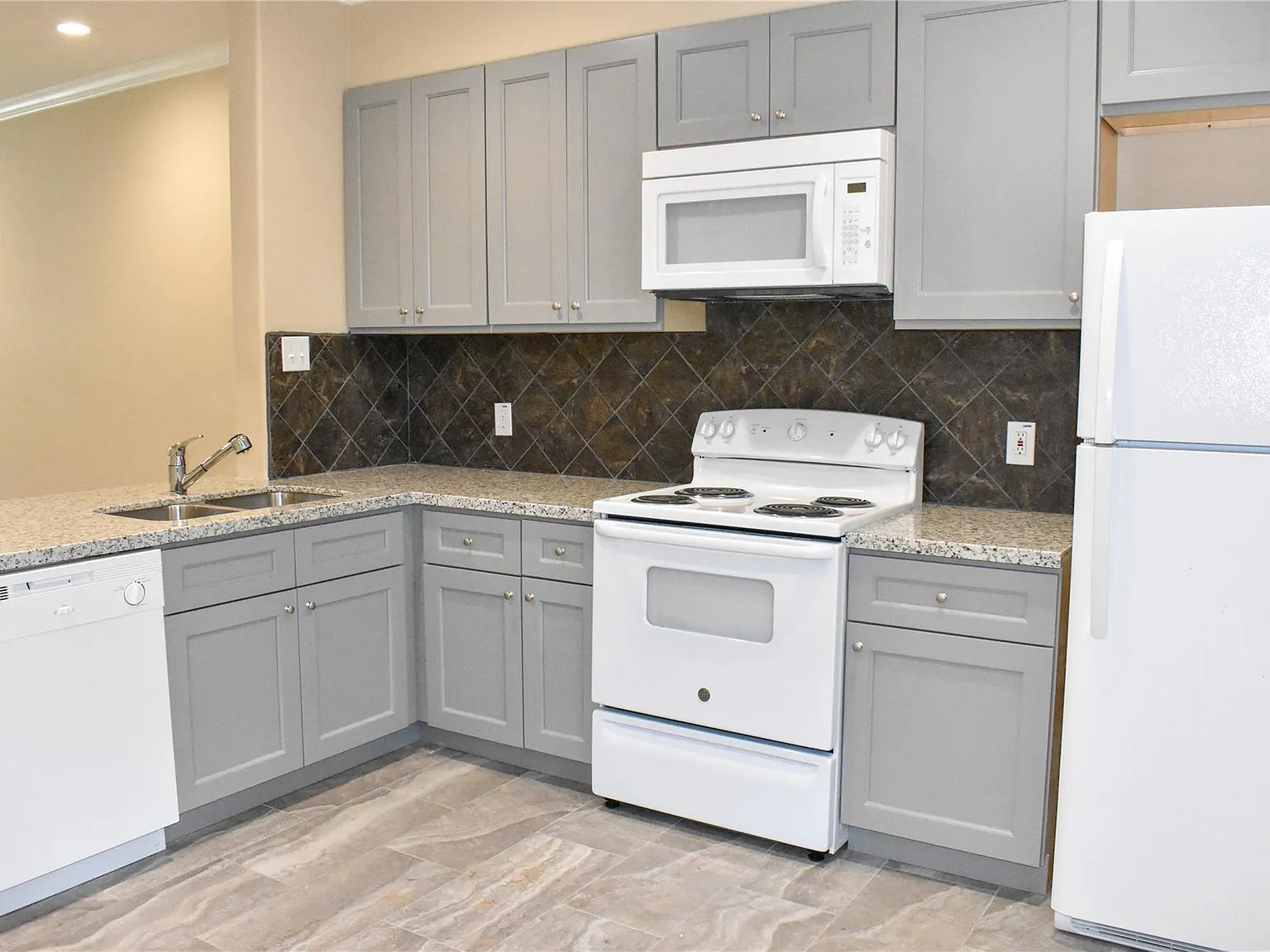 2 bed, 1.5 bath, 900 sqft, $1,350 — Photo 1