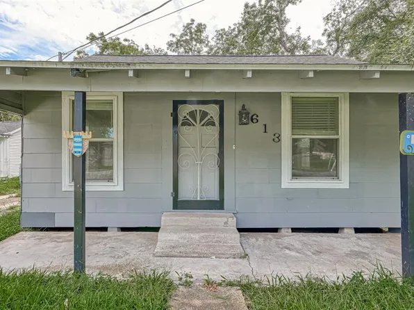 613 E Bernard Street, West Columbia, TX 77486