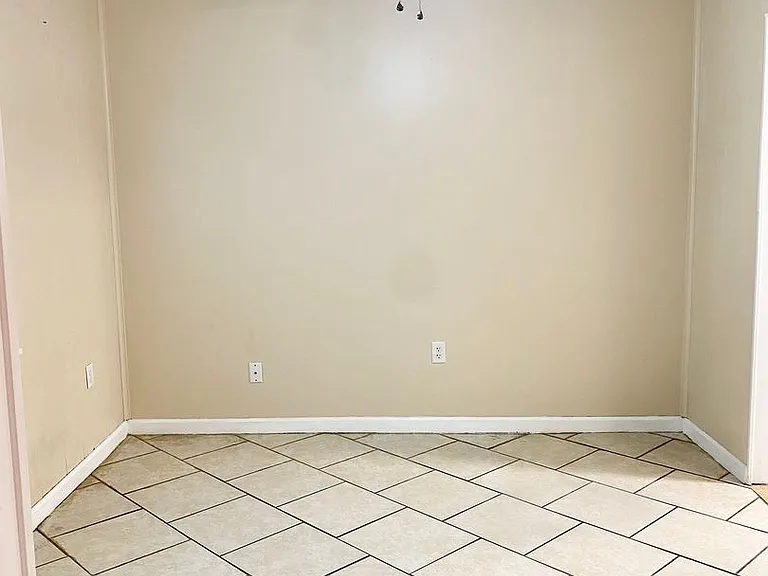 1315 Whitfield Park Dr — Photo 4