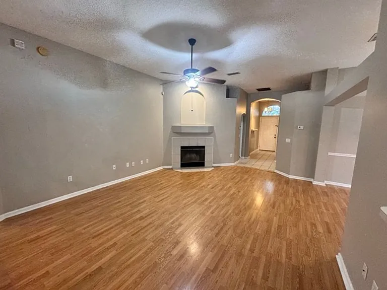109 Hawthorn Hedge Ln — Photo 4