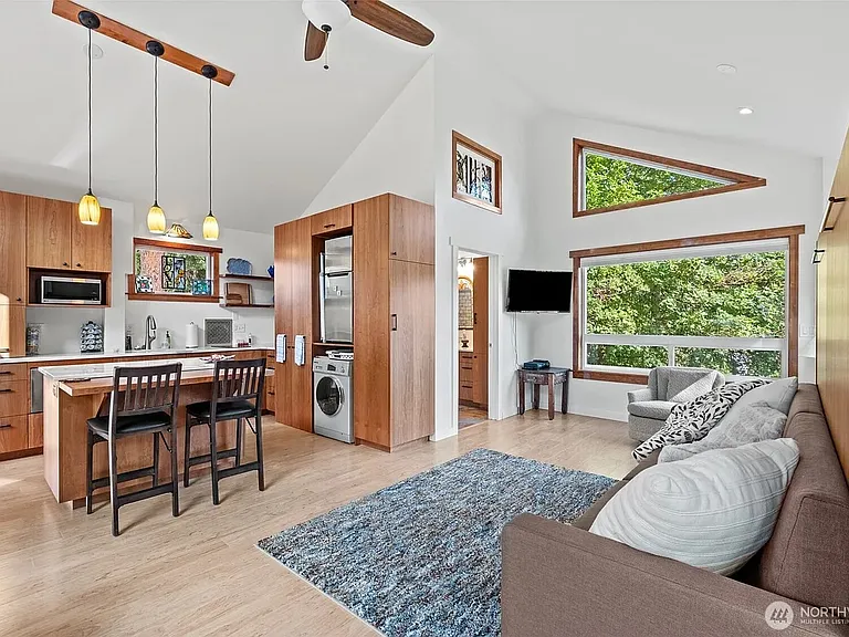 231 Benton St — Photo 4