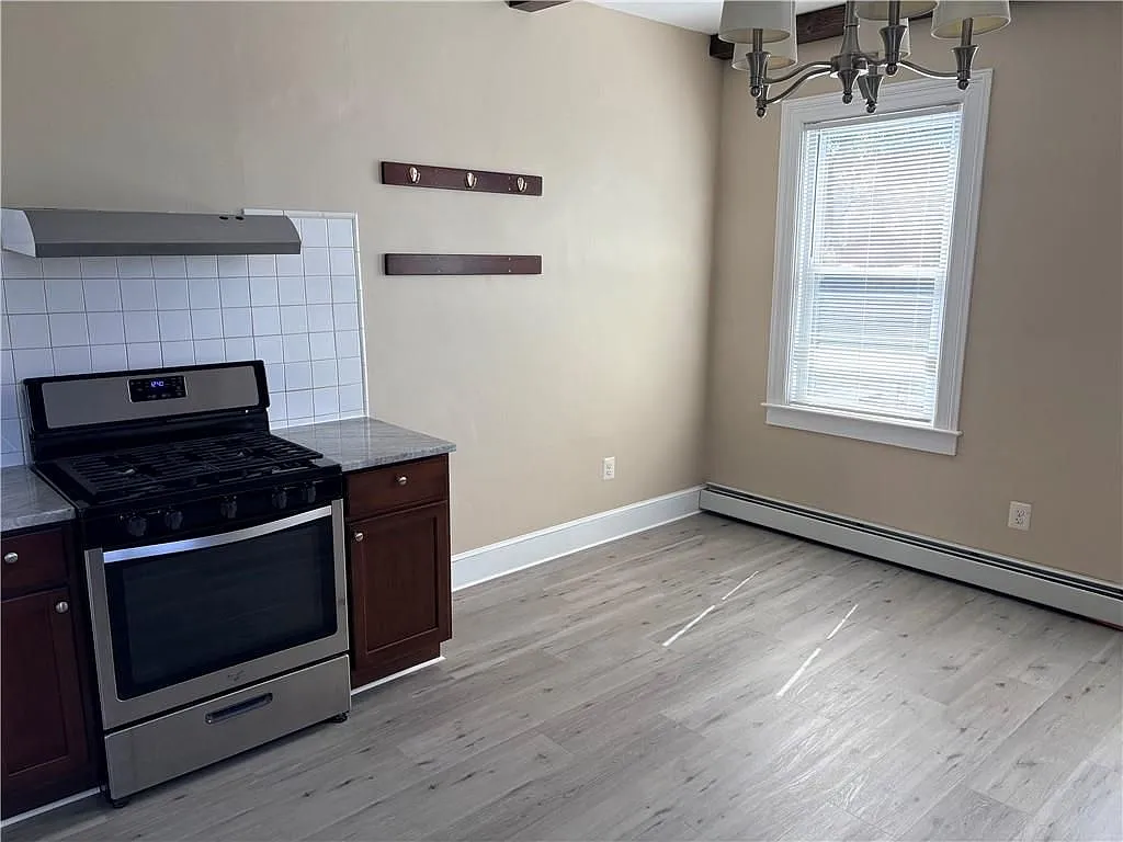 2 bed, 1.0 bath, 1100 sqft, $2,650 — Photo 2