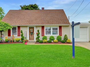 15 Carlton Dr, Massapequa, NY