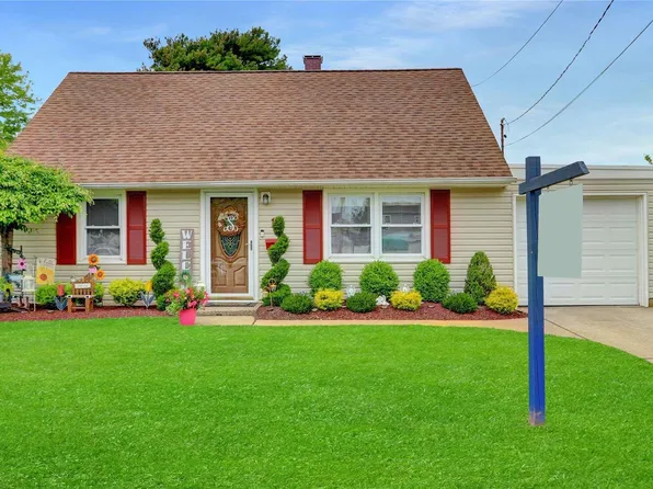 15 Carlton Drive, Massapequa, NY 11758