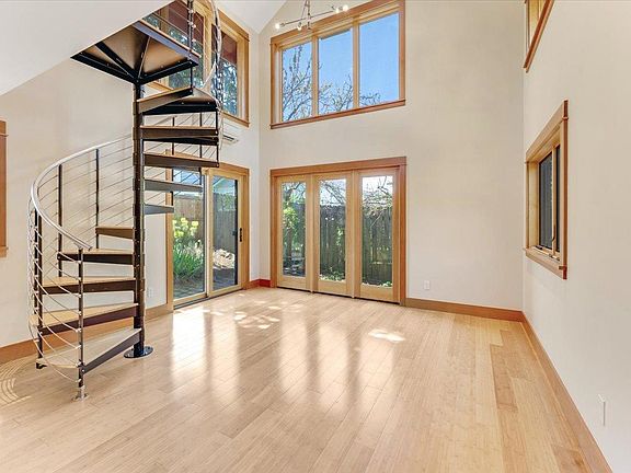 5th image of 822 NE Holman St #B