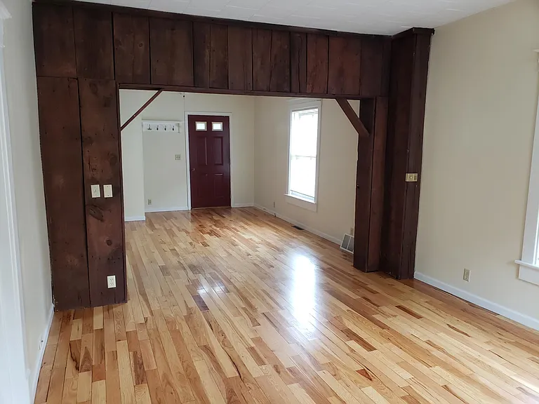 507 W Buttles St — Photo 8
