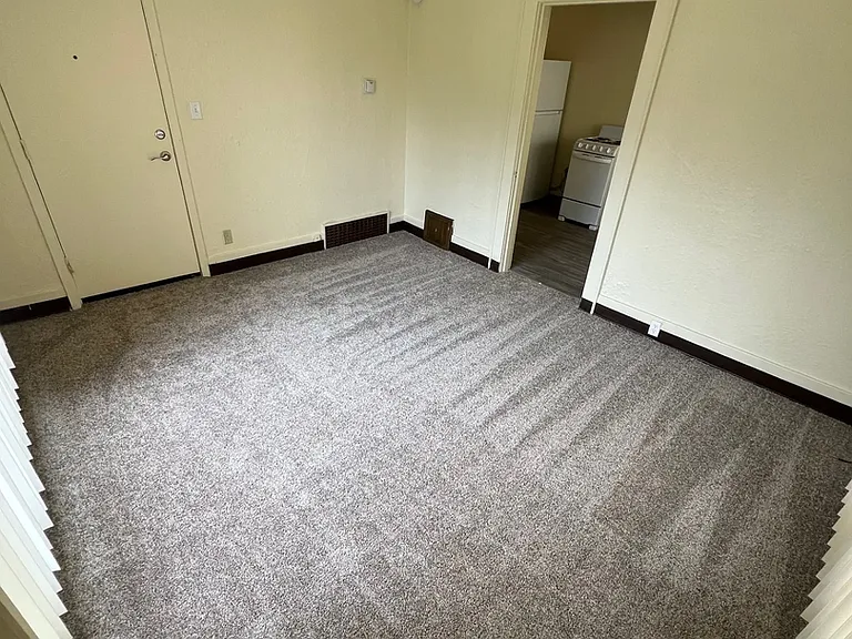 Elaine Apartments — Photo 20