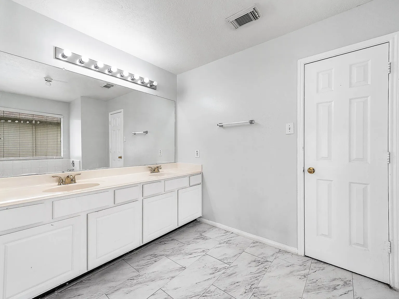 8823 Emerald Heights Ln — Photo 3