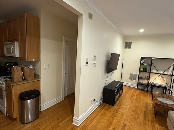 5th image of 3329 W Grace St #1W