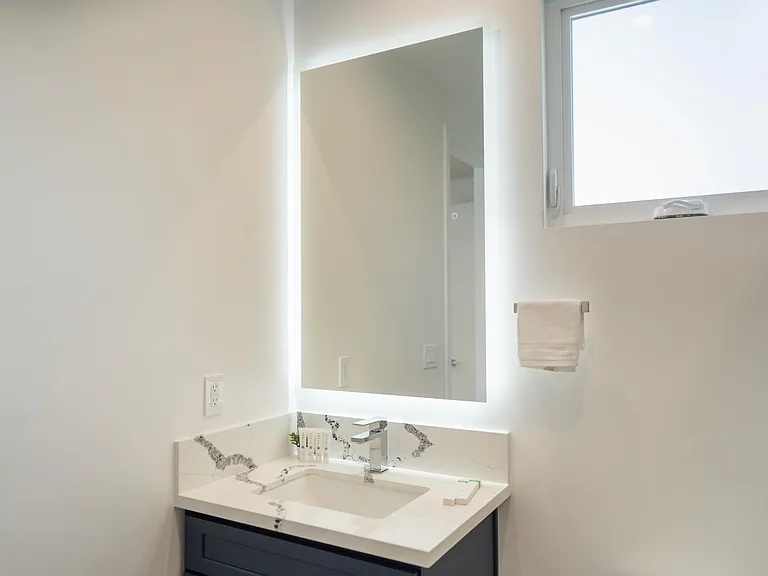 4827 Riverton Ave — Photo 34