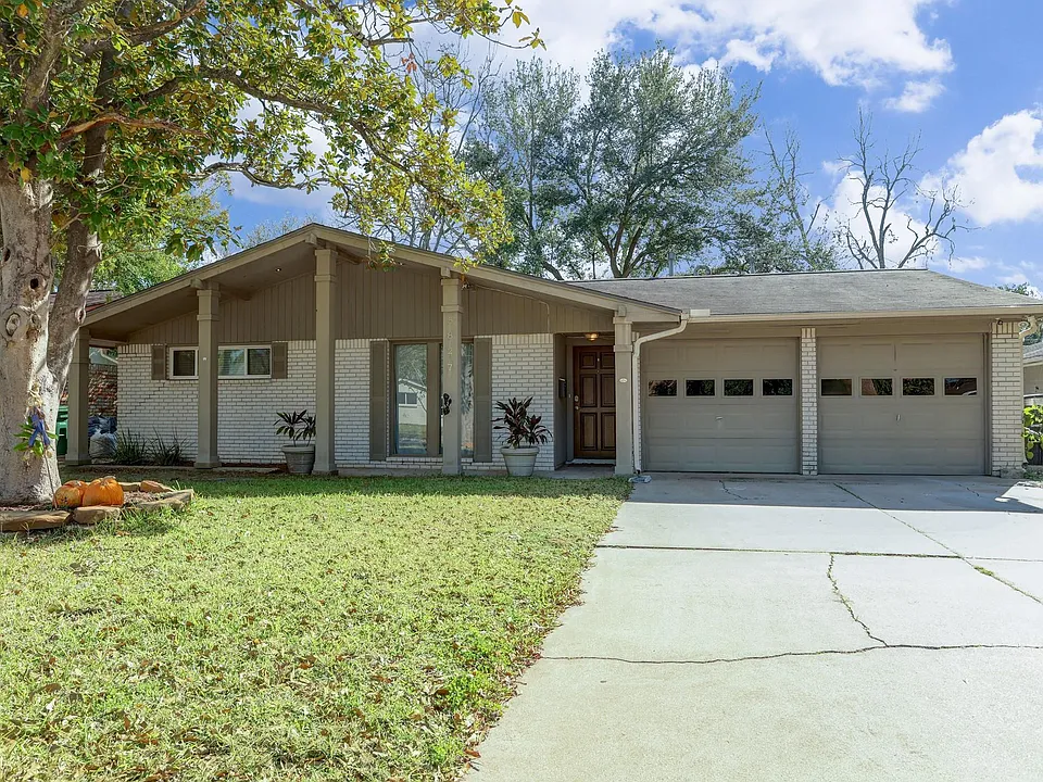 5827 Farwell Dr