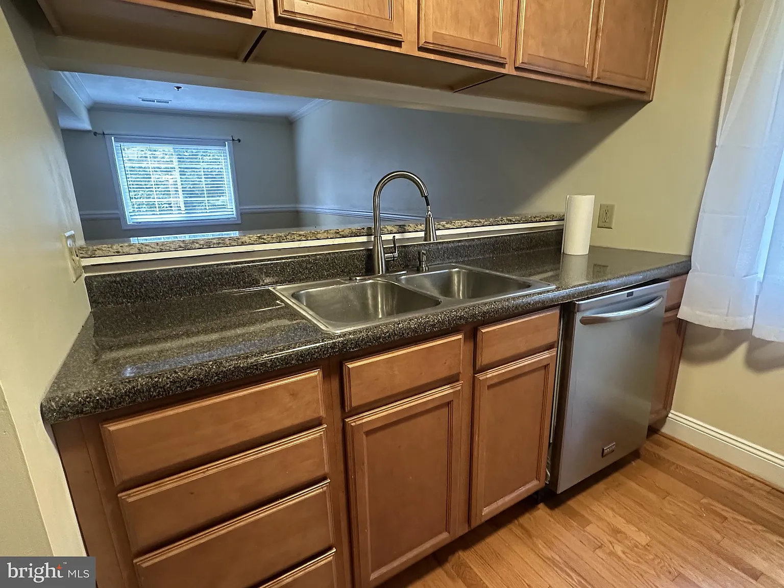 2 bed, 2.5 bath, 1300 sqft, $2,150 — Photo 3