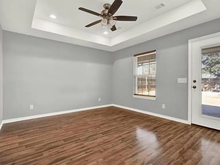 315 W Bond St — Photo 9