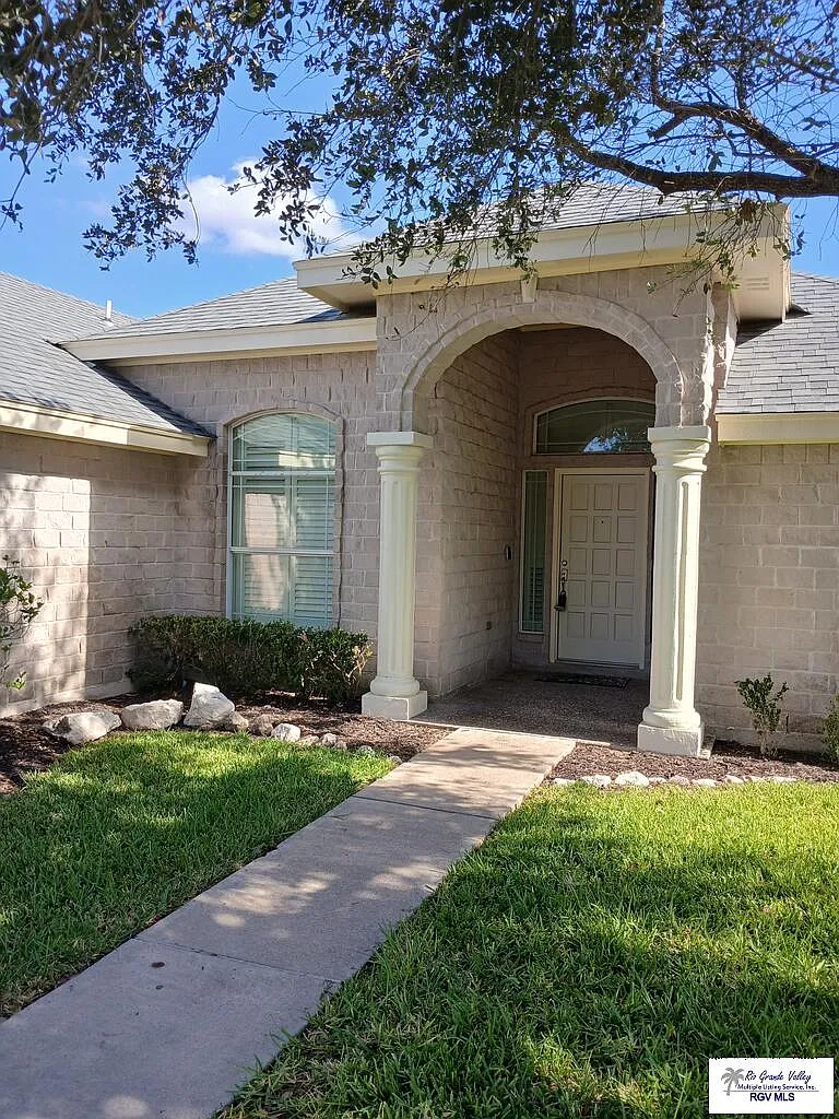 4 bed, 2.0 bath, 1919 sqft, $2,200 — Photo 2