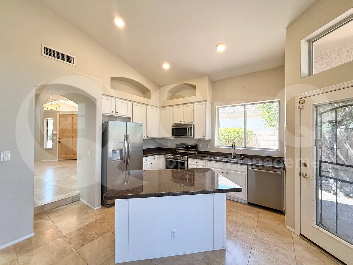 3 bed, 2.5 bath, 2208 sqft, $2,446 — Photo 4