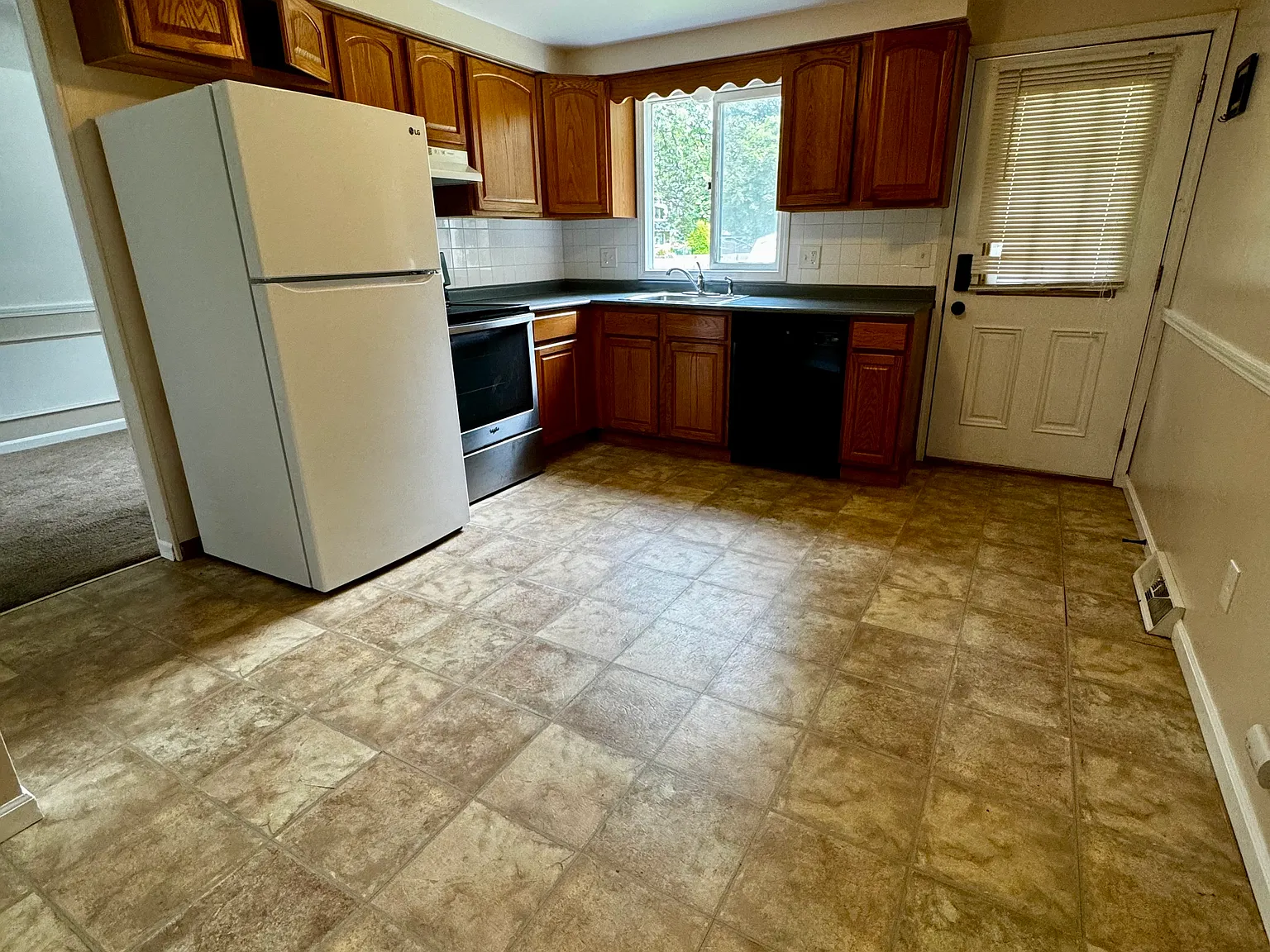 3 bed, 1.5 bath, 1300 sqft, $1,700 — Photo 2