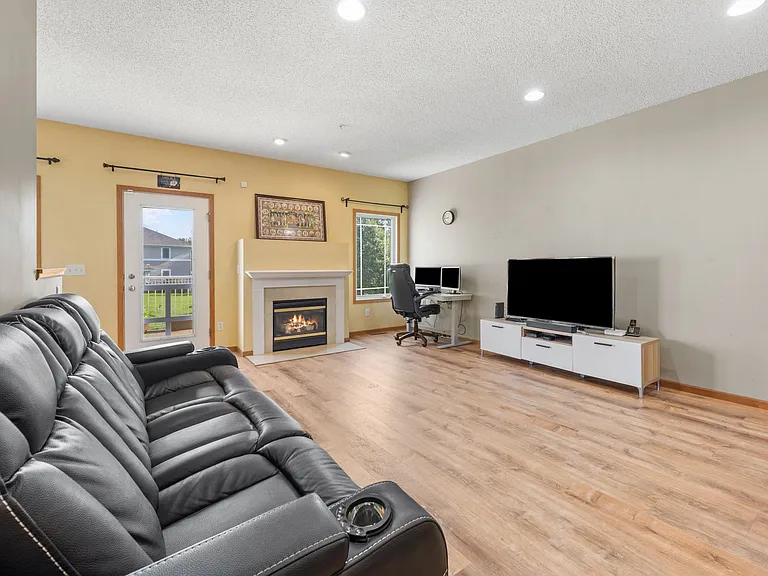 5048 Yuma Ln N — Photo 3