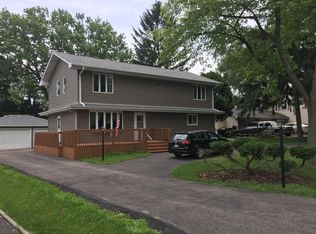 419 Village Rd, Willowbrook, IL 60527