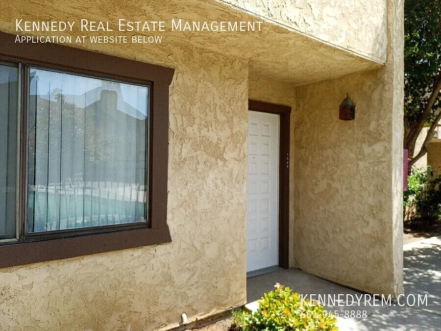 Steps away from AV Hospital, Renovated 2 BR, 2.5 Bath Townhouse Condo — Photo 4
