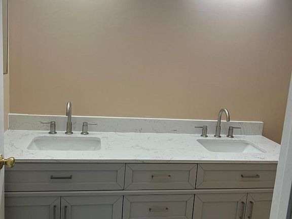 5th image of 15 Potomac Dr