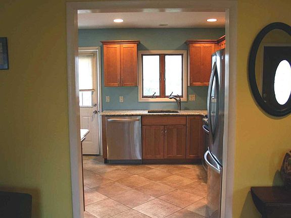 4th image of 44 E 17th St