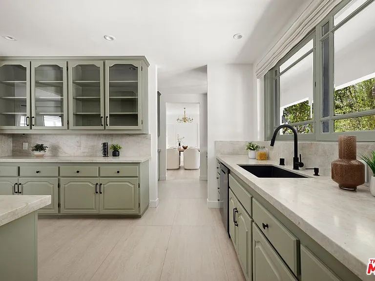 712 N Rodeo Dr — Photo 14