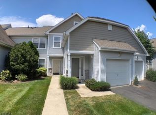 8 Eagles Nest Ln, Hamburg, NJ 07419