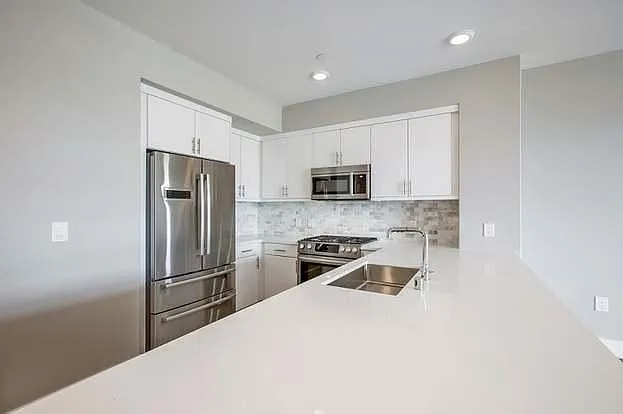 3 bed, 1437 sqft, $6,200 — Photo 3