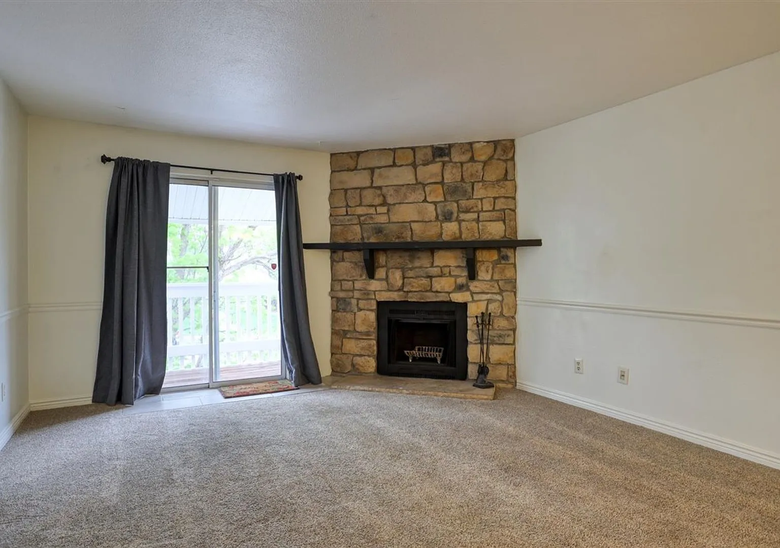 2 bedroom/2 bathroom in Woodside Village — Photo 3