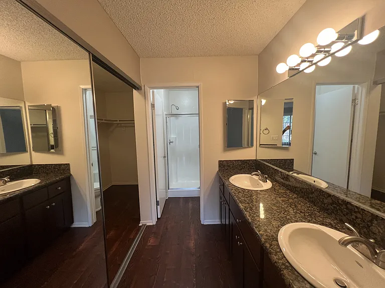 Versailles on the Lake Apartments — Photo 148
