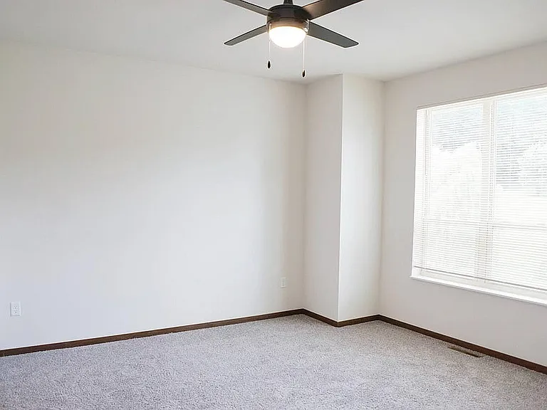 8_esker-townhomes-residences-madison-bedroom