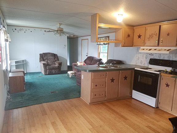 KITCHEN & LIVING ROOM NEW STOVE & REFRIGERATOR 