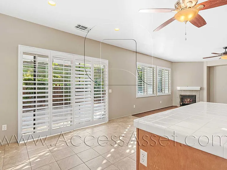 1358 Baldwin St — Photo 12
