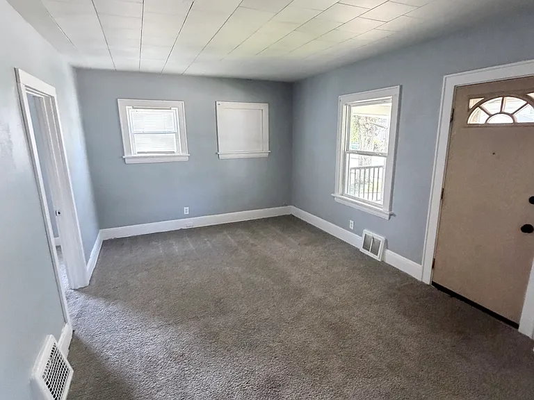913 Dayton St — Photo 3
