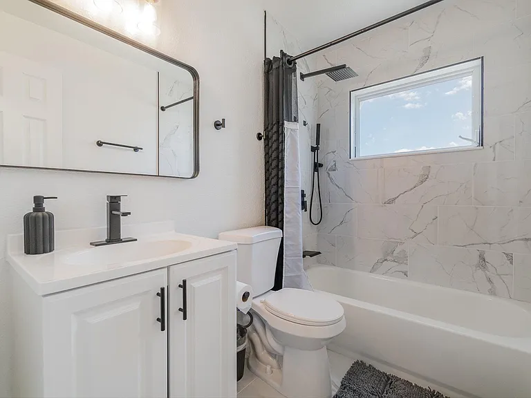 Full Bathroom 2 - Shared